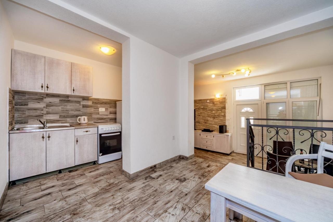 Apartmani LIRA Sutomore Bagian luar foto